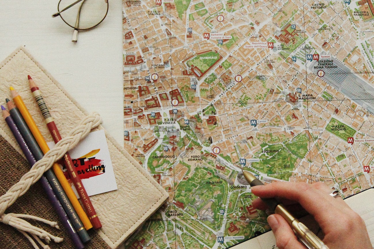Landkarte, Brille und ein Reisetagebuch mit Notizen – Reiseerinnerungen festhalten