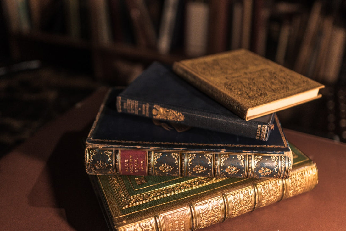 Stapel handgebundener Bücher mit Goldprägung – Handwerk und Buchbinderei
