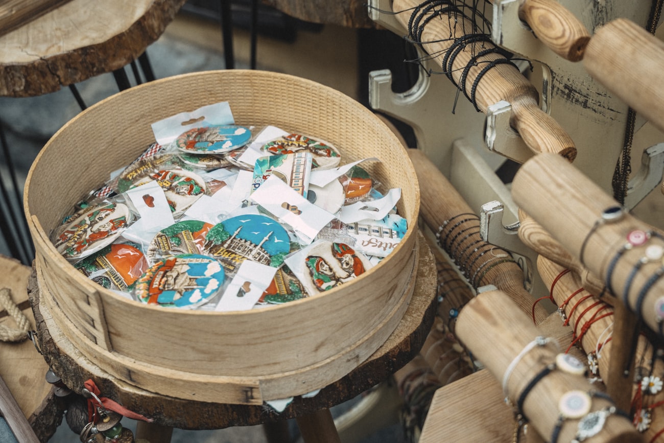 Handwerkermarkt-Stand mit handgemachten Waren – Kunsthandwerk in Thüringen